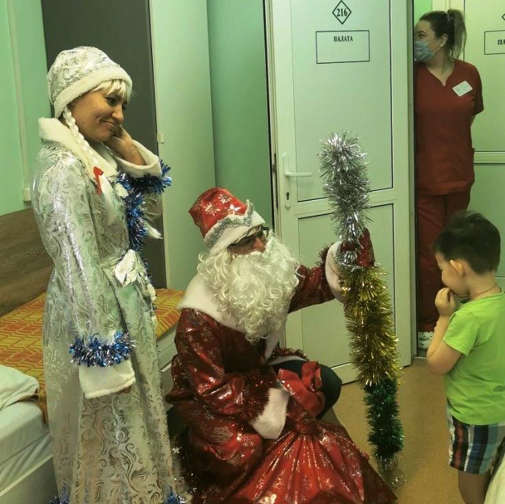 23 декабря пациентов клиники пришли поздравить Дед Мороз и Снегурочка